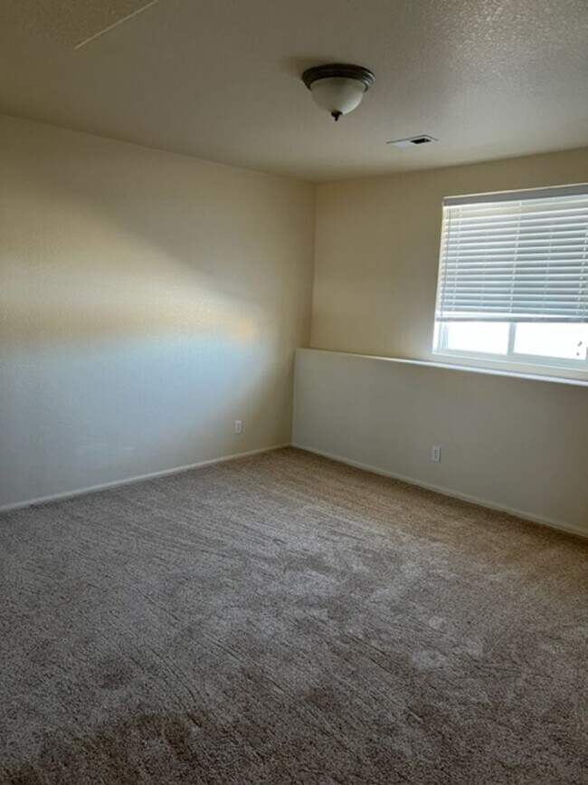 Building Photo - ALL PROSPECTIVE TENANTS MUST SUBMIT A $58 NON-REFUNDABLE APPLICATION FEE PER APPLICANT ONLINE AND...