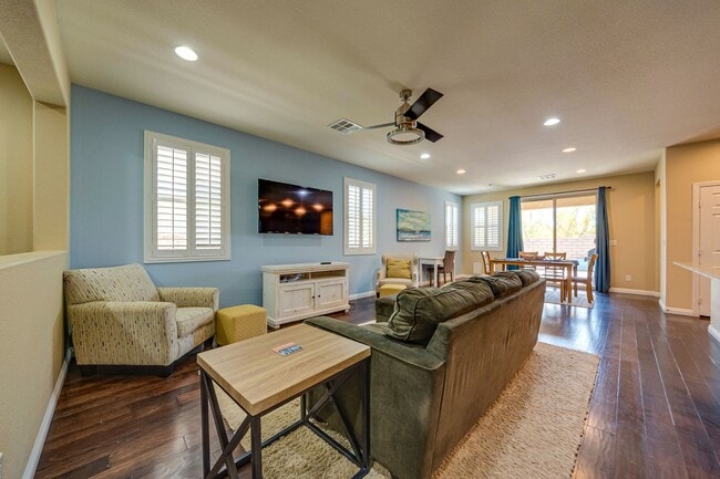 Building Photo - Single-Story Living with Modern Finishes – Available Furnished or Unfurnished