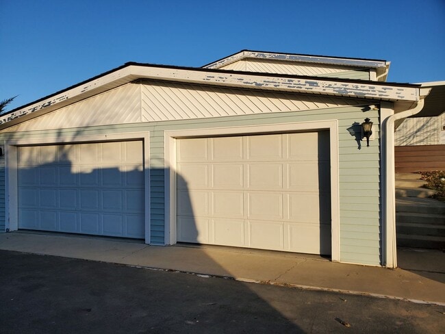 Building Photo - 3 Bedroom Home with Large Shop and Additio...