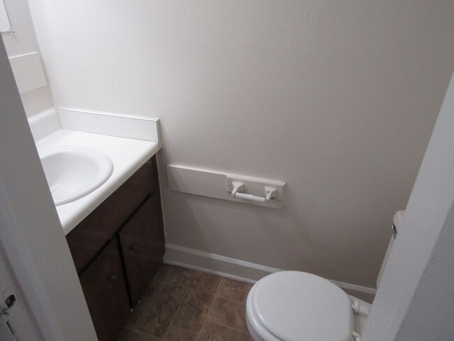 Building Photo - Charming 2 bed, 1.5 bath