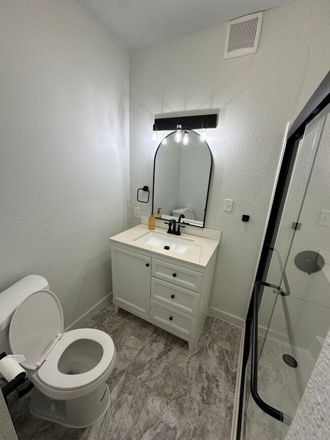 Building Photo - 2245 Valley Dr