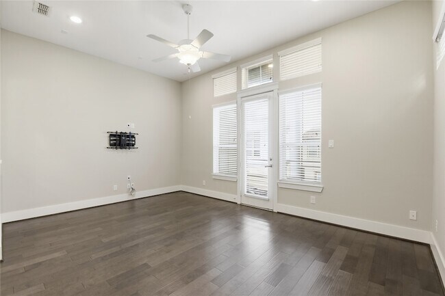 Building Photo - 819 Algona Ave