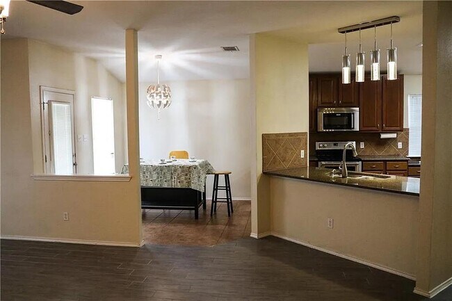 Building Photo - 100 S Creek Bend Dr
