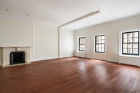 Building Photo - Massive duplex 3 br/2.5bath Private terrace