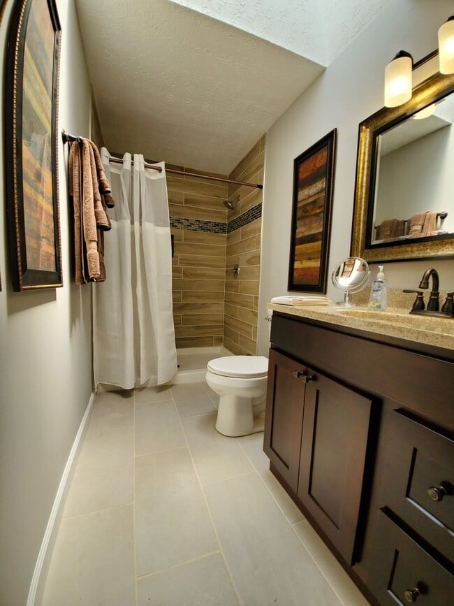 Building Photo - Fully Furnished Short-term rental Includes internet, cable, washer, dryer, etc