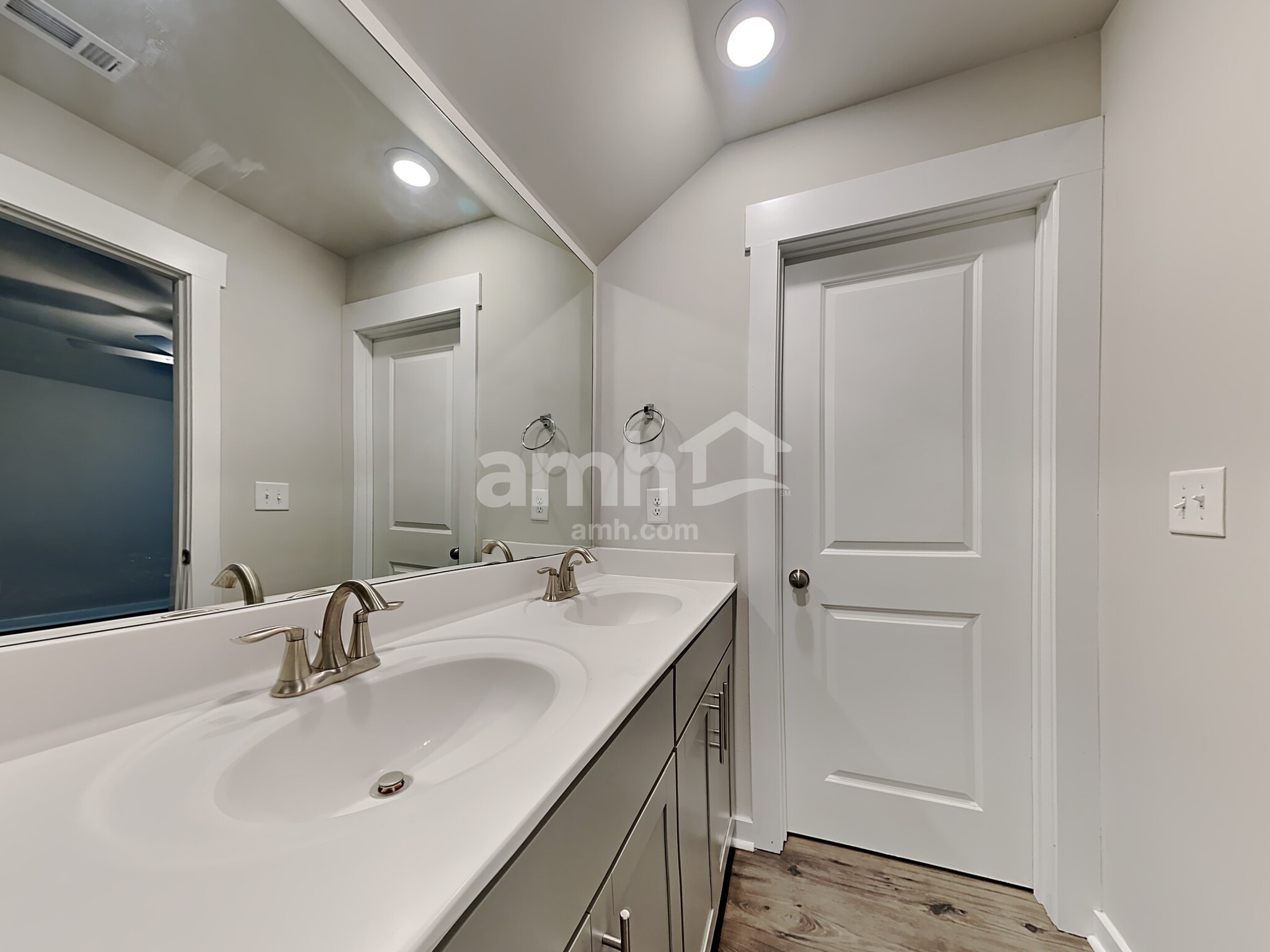 Building Photo - 468 Camp dr