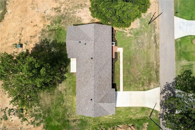 Building Photo - 2020 Country Club Ave