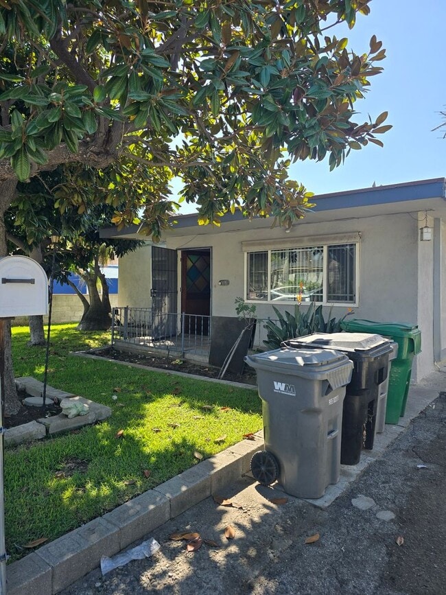 Building Photo - BEAUTIFUL COZY 2 BED 1 BATH HOUSE!