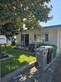 Building Photo - BEAUTIFUL COZY 2 BED 1 BATH HOUSE!