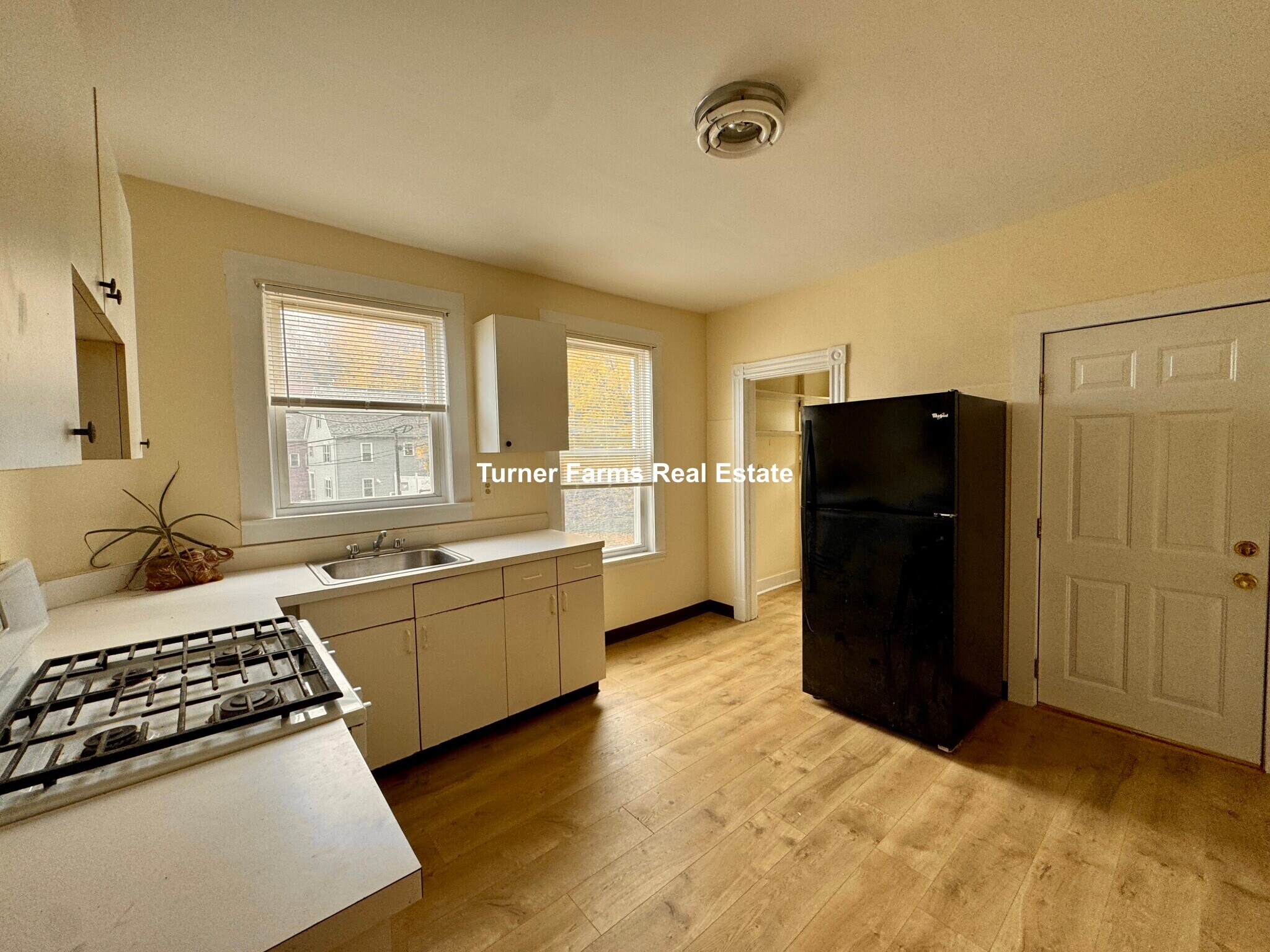 Building Photo - 144 Hillside St