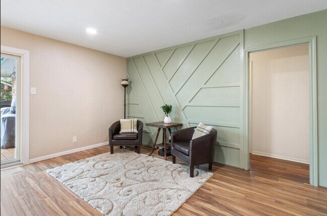 Building Photo - Charming Oak-Shaded Retreat in Woodway’s Coveted Bird Streets with Versatile Living Spaces & Work...