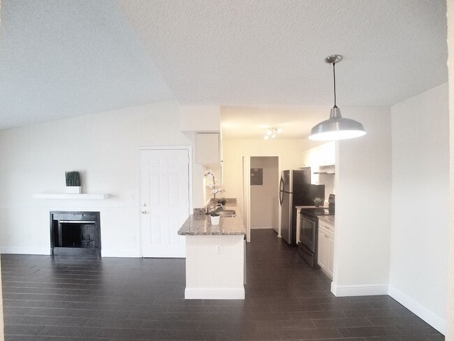 Building Photo - Beautiful 1/1 Wood Floor Condo With a Beau...