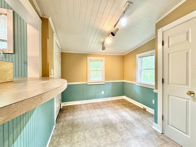 Building Photo - 2 Bedroom in College Hill Convenient to UN...