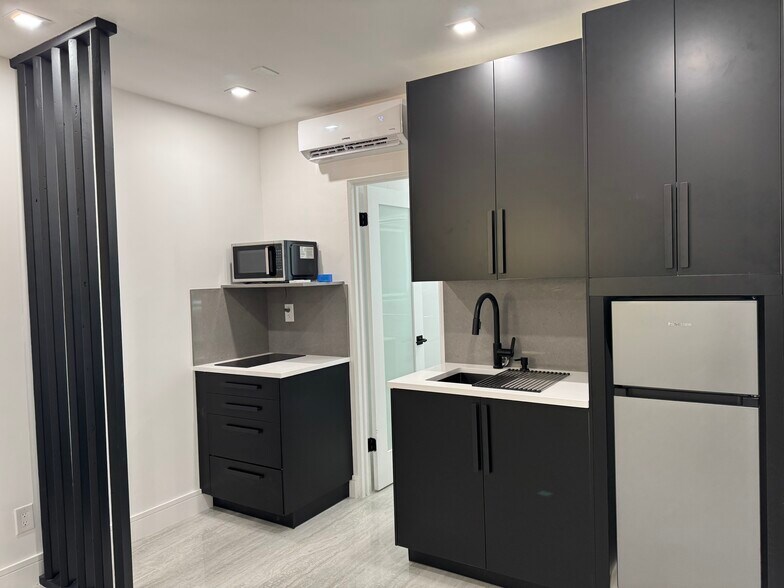 Building Photo - 125 NE 30th Ct