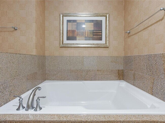 Building Photo - 211 E Flamingo Rd