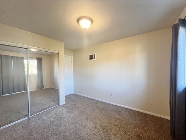 Building Photo - Spacious 3 bed 2 bath Condo on Telegraph C...