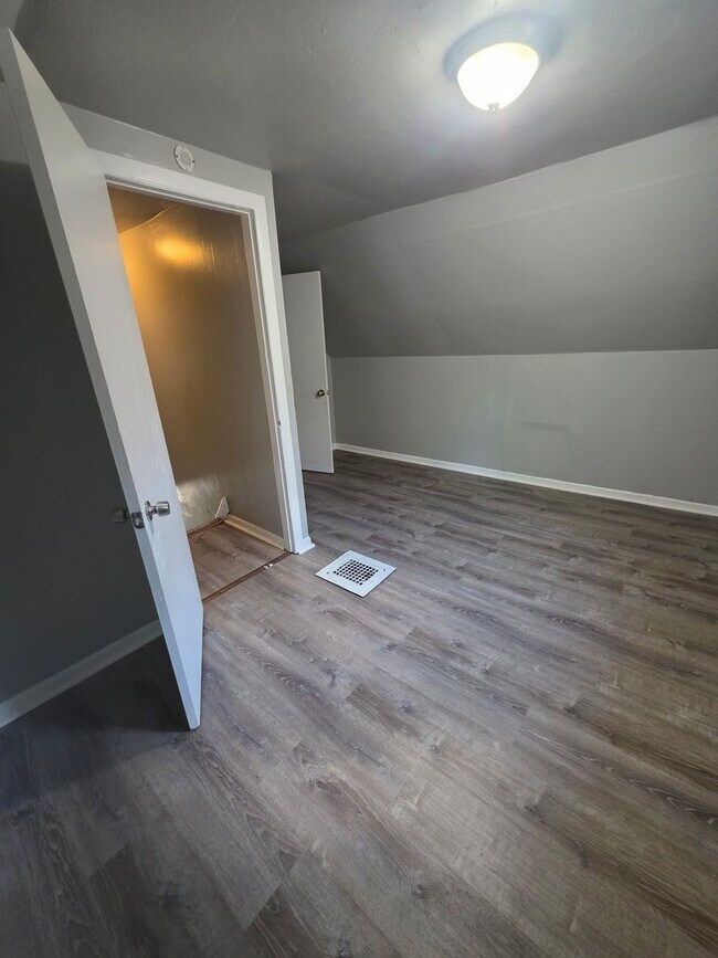 Building Photo - 3 Bedroom Single House Available NOW