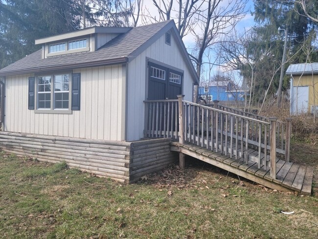 Building Photo - Spacious 2 Bedroom Home with possible 3rd bedroom or office space!