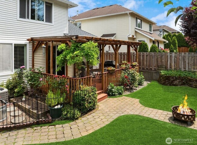 Building Photo - Beautiful Maple Ridge Highlands Home in Ma...