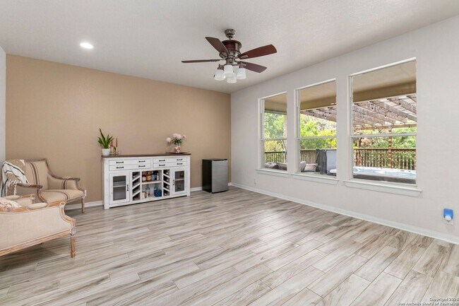 Building Photo - Charming Home Awaits: Spacious & Modern Li...
