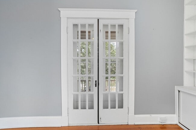 Building Photo - 6 Bed/3 Bath Remodeled Hyde Park Home w/Ce...