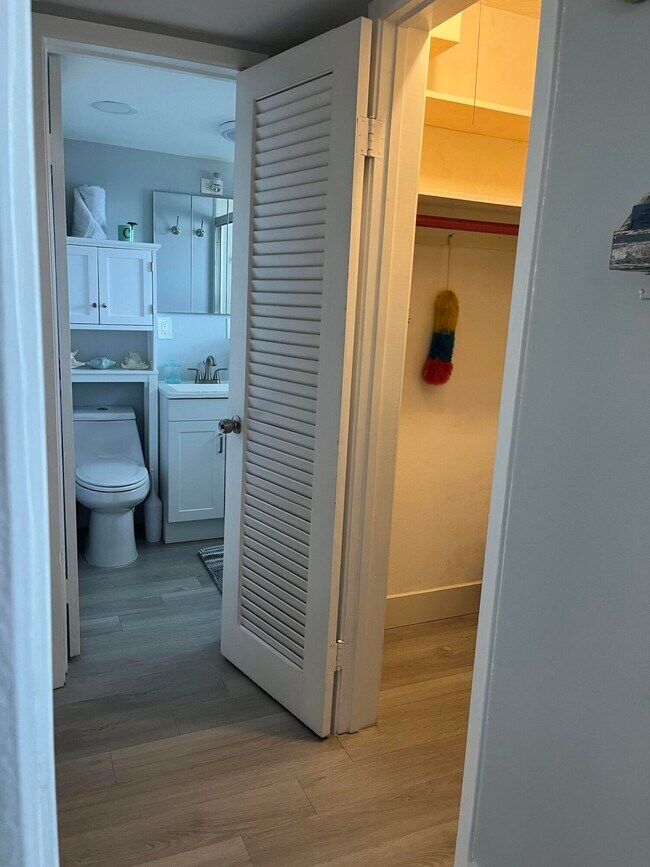 Building Photo - 143 West Ct