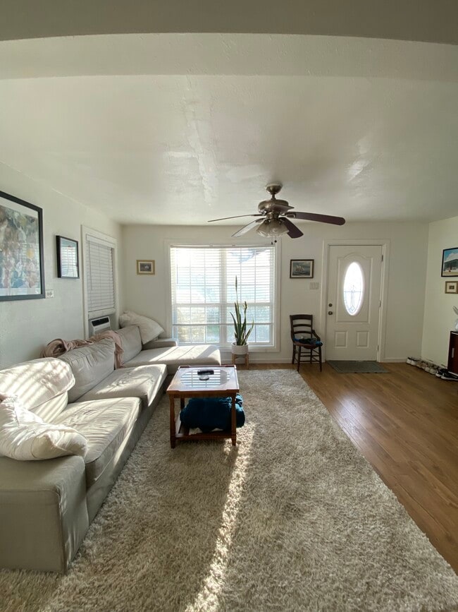 Building Photo - 807 S Van Buren Ave