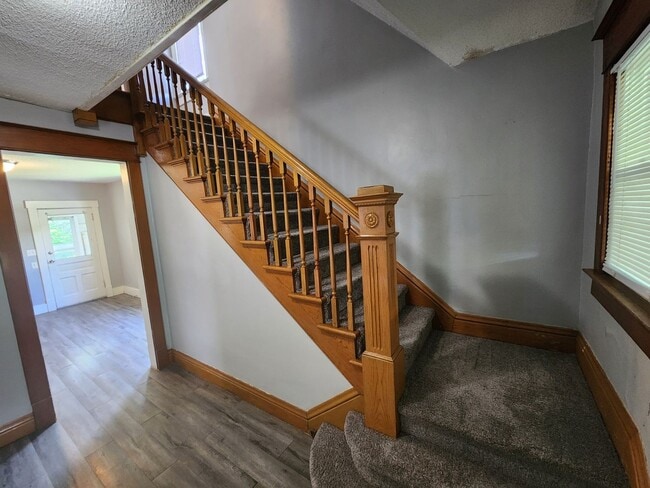 Building Photo - Large house