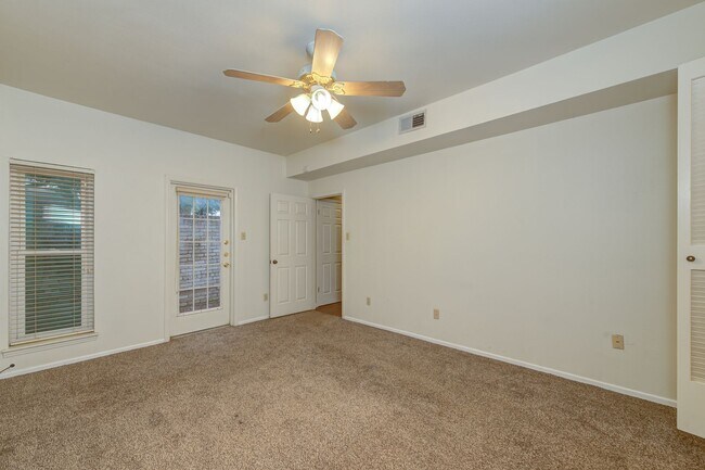 Building Photo - Charming Home with Vaulted Ceilings & Loft Near 281 & Bitters