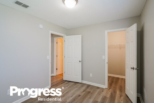 Building Photo - 243 Lake Forest Dr