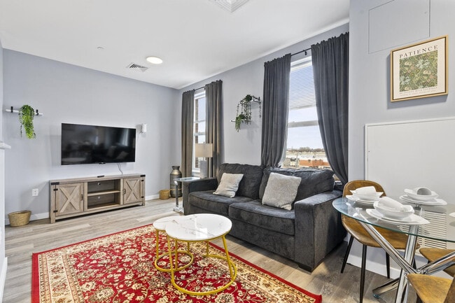 Building Photo - 95 Broadway-SI ID1240351P