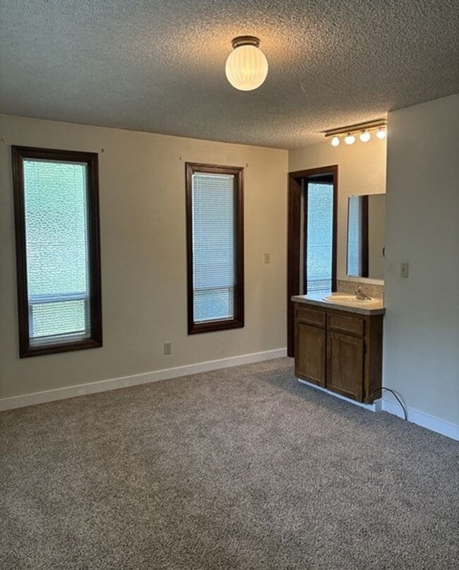 Building Photo - 3Bd/2Ba Single Story Home - Available to View!