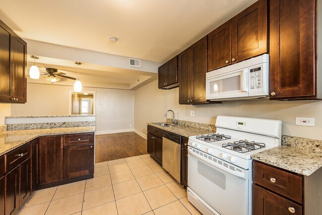 Building Photo - 4242 W Wrightwood Ave