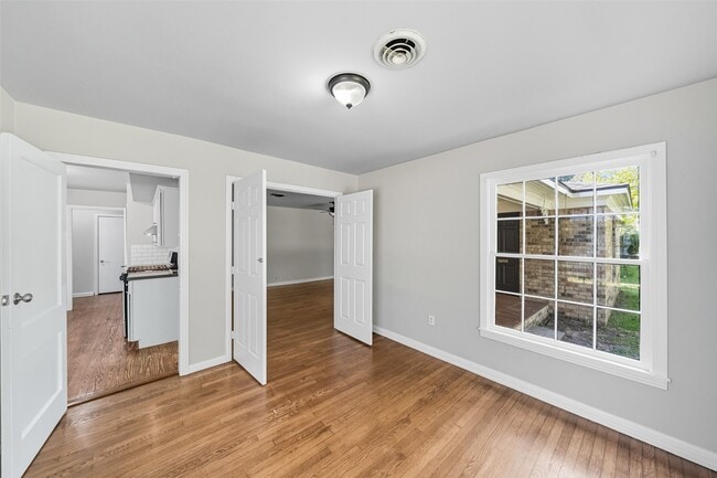 Building Photo - 1224 N San Jacinto St