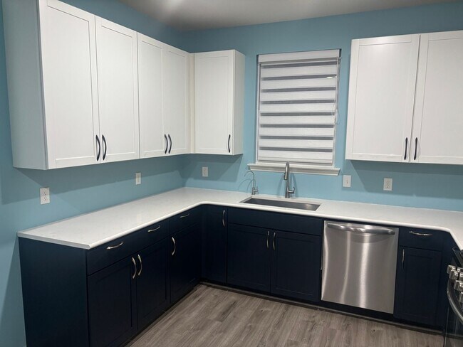 Building Photo - 708 Alban Aly