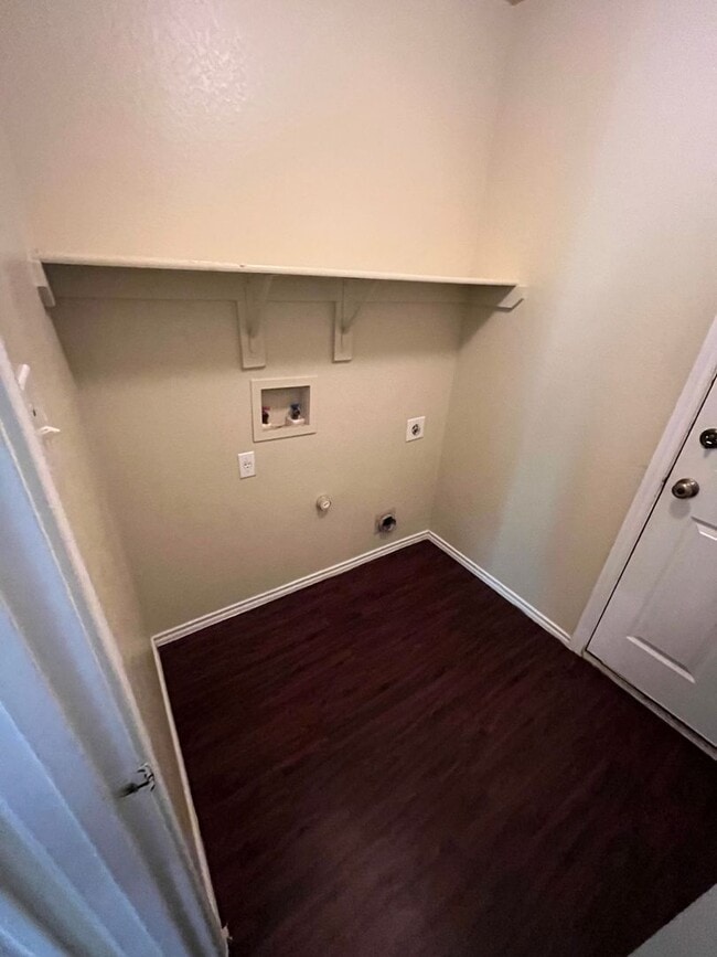 Building Photo - 3 Bedroom 2 bath NEAR TESLA!