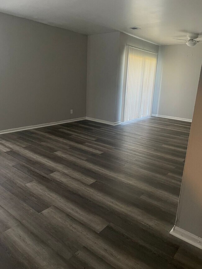 Building Photo - Remington On Rockville Living