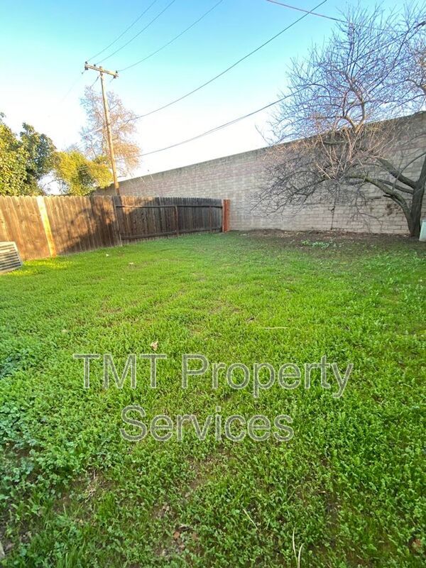 Building Photo - 9066 Salmon Falls Dr