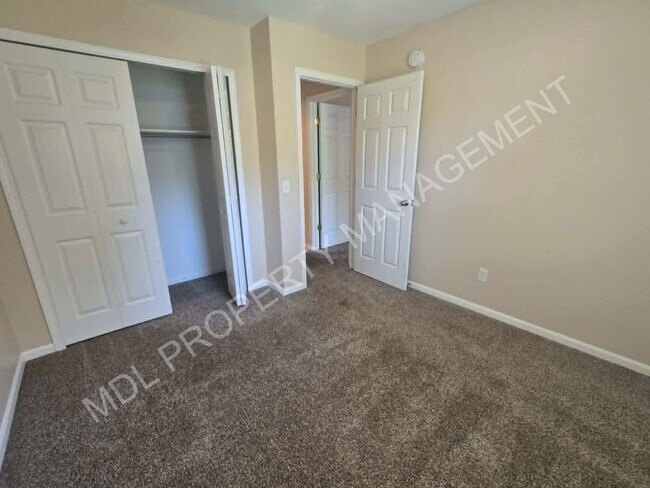 Building Photo - 4-Bedroom Duplex in Midland