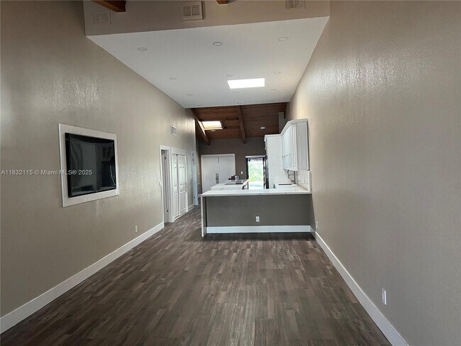 Building Photo - 2645 Parkview Dr S