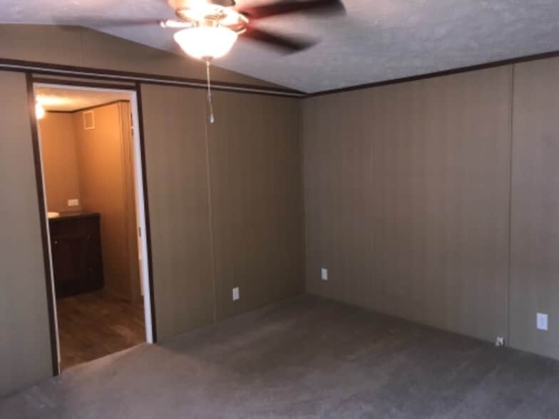 Building Photo - 833 Lovell Rd