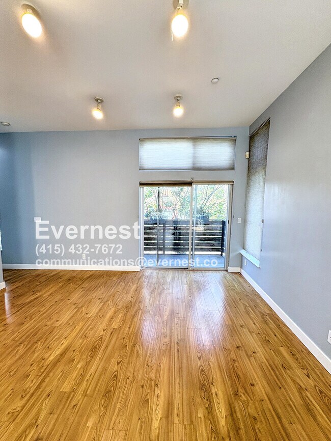 Building Photo - Beautiful 2 bed 2 bath in Oakland!