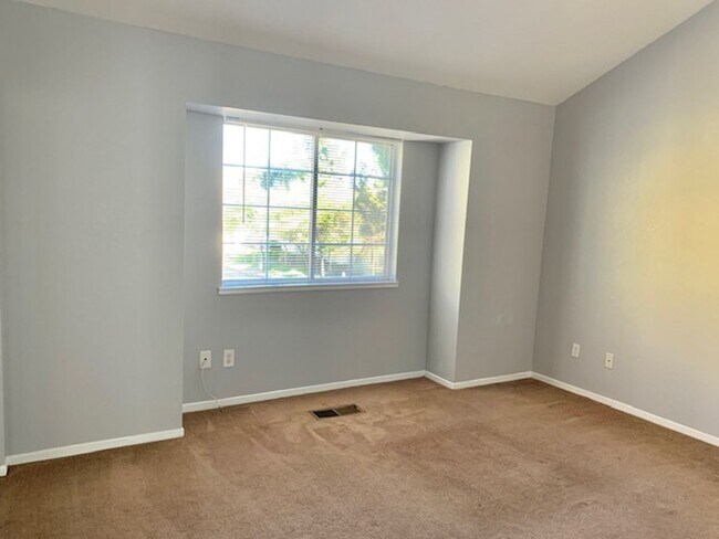 Building Photo - Tranquil 2 bed 2.5 bath Townhouse in Fairf...