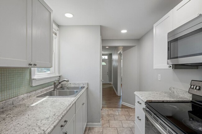 Building Photo - 3 Bedroom/1.5 Bath Northside Home ***Avail...