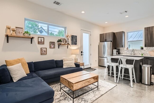 Building Photo - 2601 Francisco St