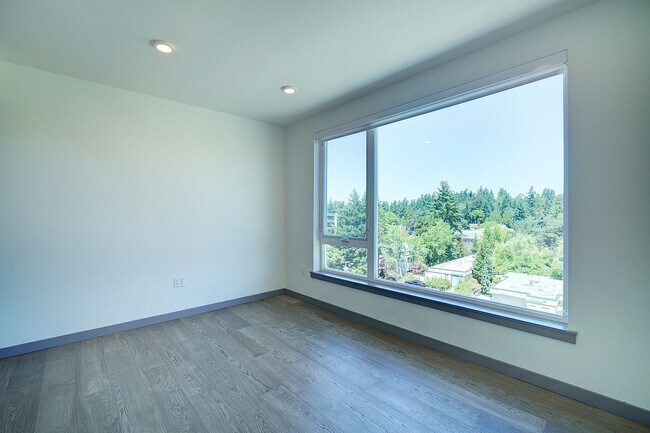 Building Photo - 0bd/1ba Kirkland Condo