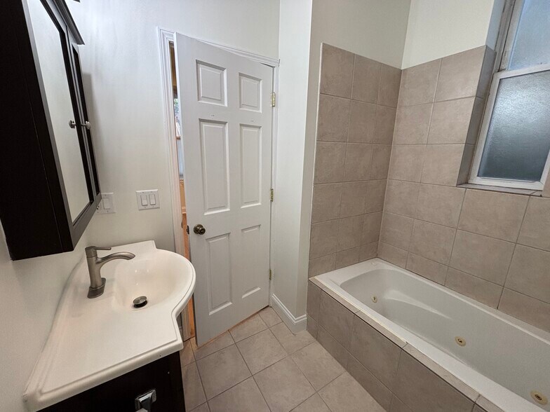 Main level primary ensuite bath - 2608 W Evergreen Ave