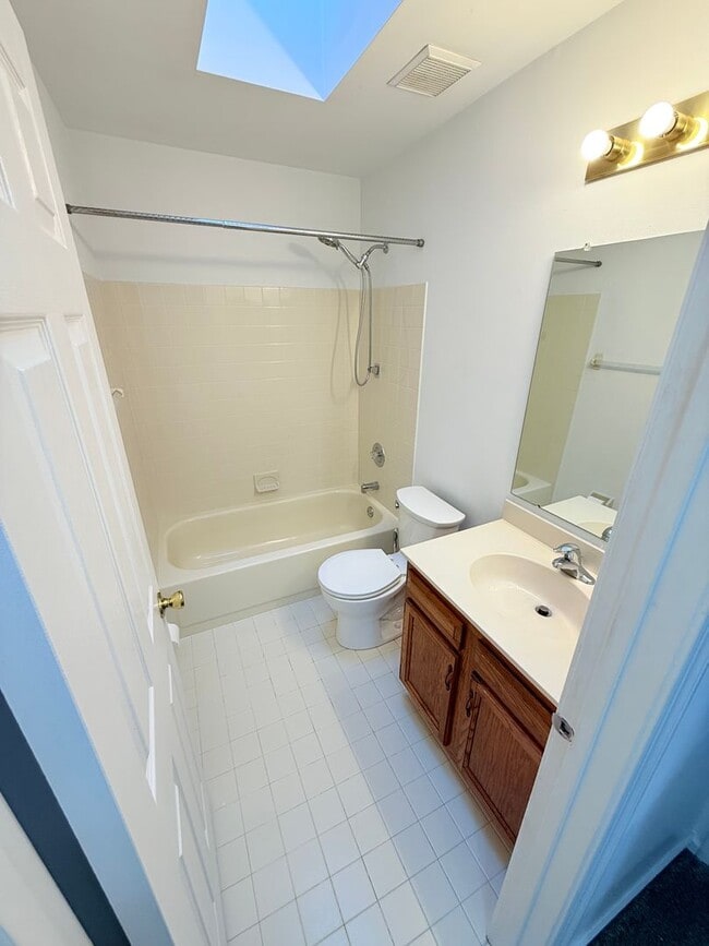 Building Photo - 3 Bed / 2 Bath Warrington Townhome