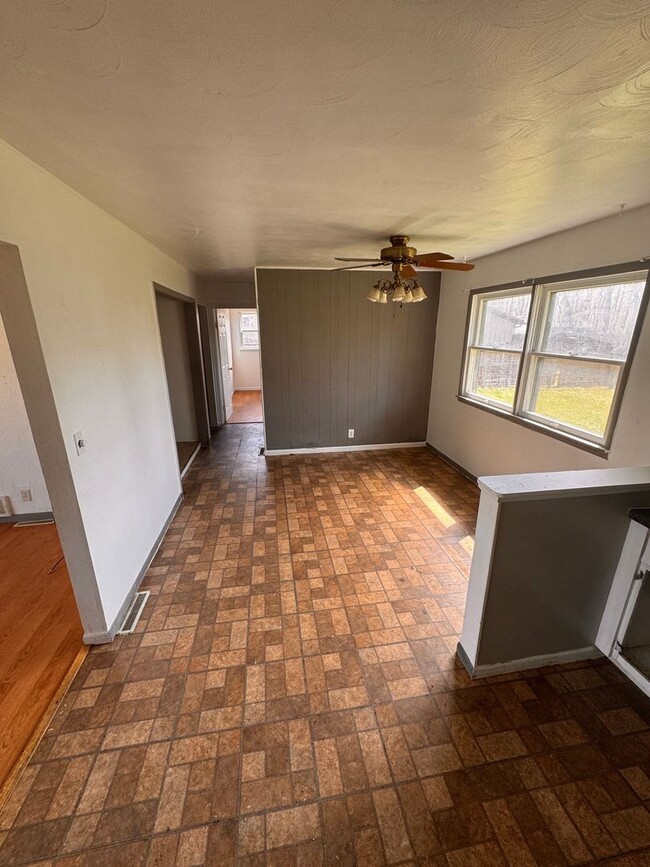 Building Photo - 3 Bed 1 Bath HOUSE