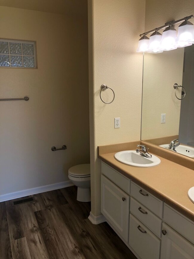 Building Photo - Bright and Open 3 Bed 3 Bath Townhome in Gated Peak View Villas